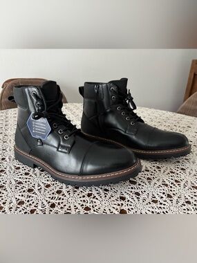 Men’s NWT 13M medium zip side lace front ortholite combat style boot. Black